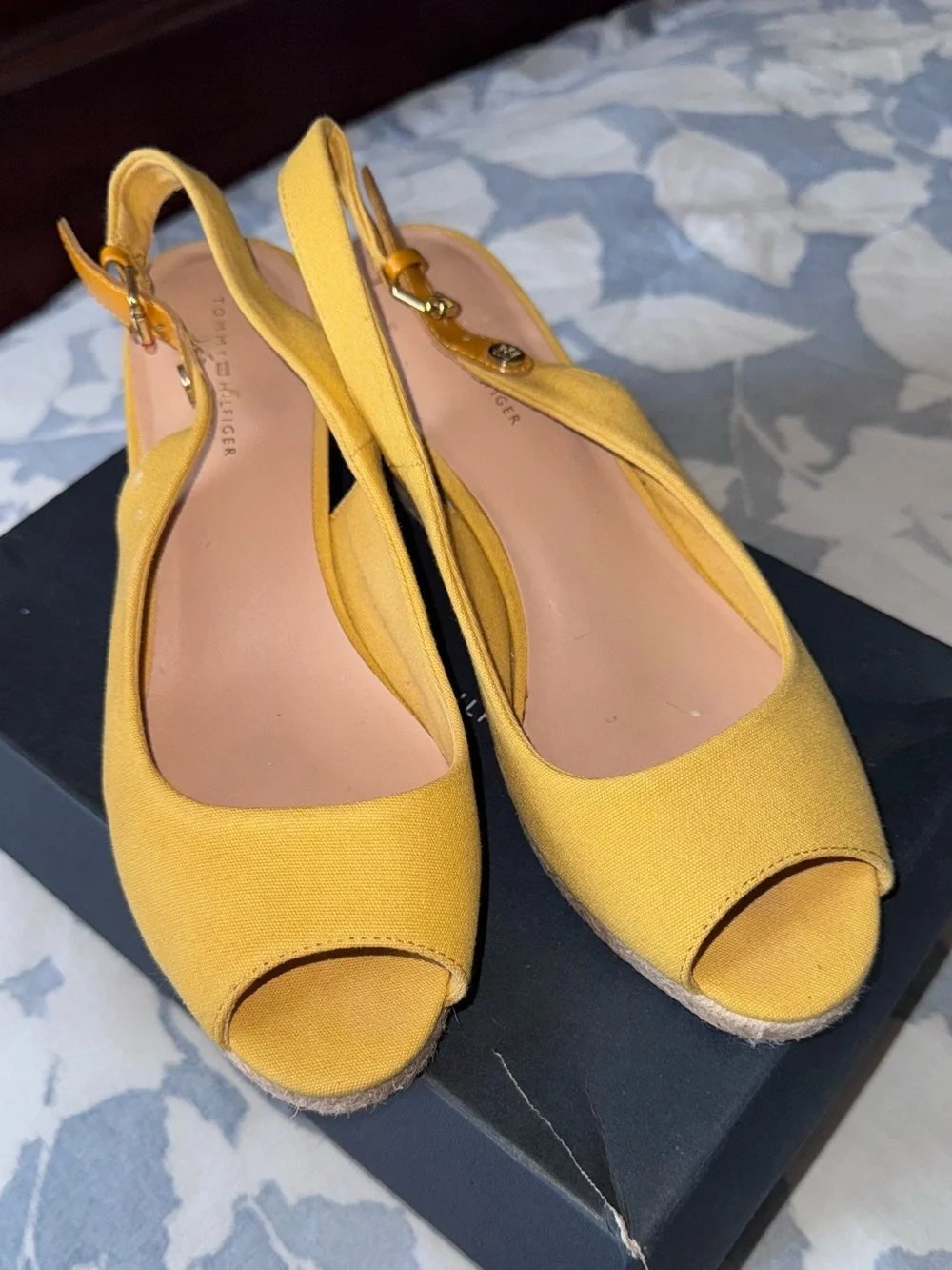 Tommy Hilfiger NHALIA2 Women’s 8.5 Yellow Espadrille Wedge Peep Toe Sandals